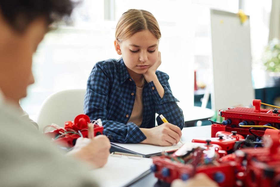 How Can High-School Robotics Competitors Apply for College Scholarships?